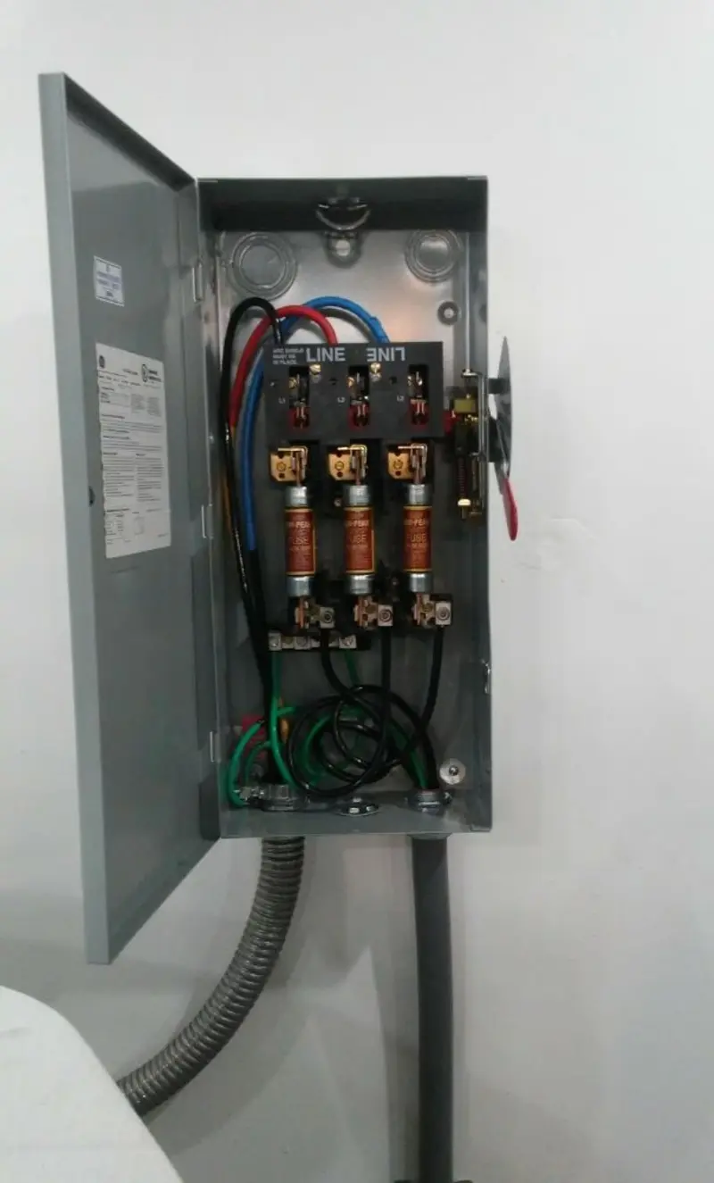 Three-phase disconnect switch installed for Smoke Detector Installation in Vidalia